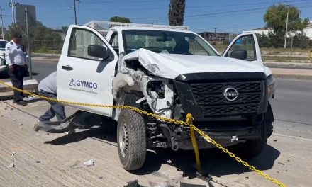 Conductor pierde el control y derriba poste en Saltillo