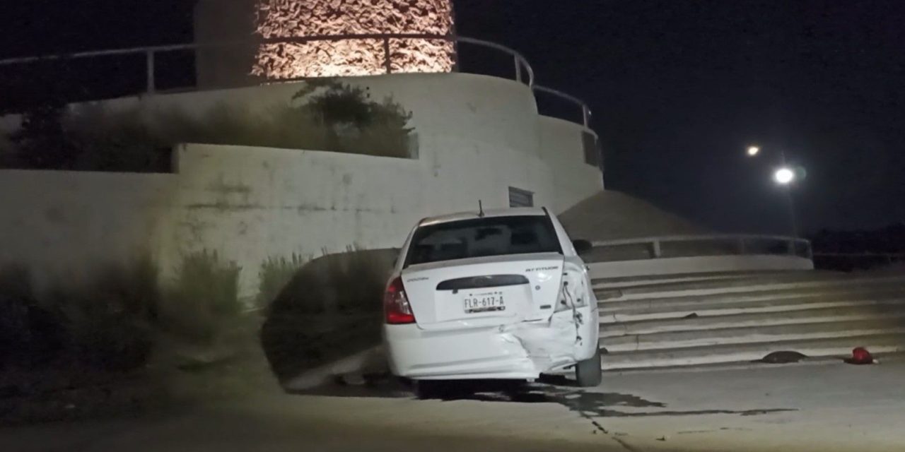 Conductora invade carril y termina ‘subiendo’ a la rotonda de V. Carranza