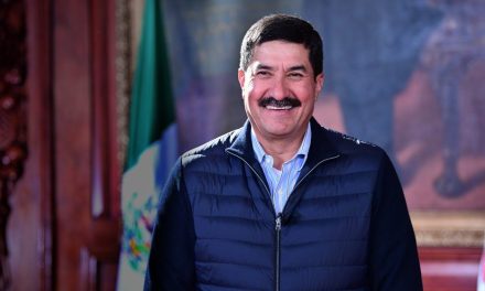 Javier Corral es notificado de nueva orden de aprehensión antes de rendir protesta como senador