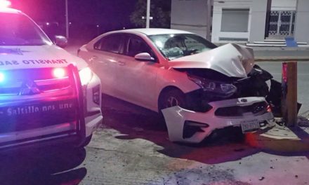Deja su coche y huye tras chocar al norte de Saltillo