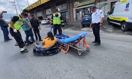 Una pareja derrapa y caen de su motocicleta en Saltillo
