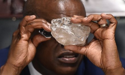 Descubren en Botsuana el segundo diamante más grande del mundo, de 2.492 quilates