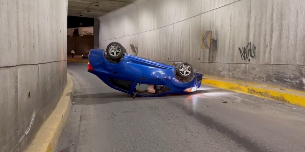 Enfiestado vuelca su coche en Saltillo