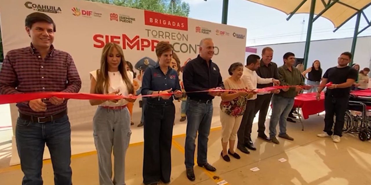Entrega alcalde de Torreón techumbre en colonia Valle Dorado