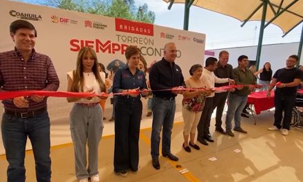 Entrega alcalde de Torreón techumbre en colonia Valle Dorado