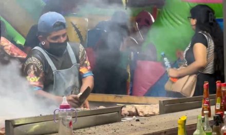 Los verificadores de la salud explican el adecuado manejo de alimentos en puestos callejeros