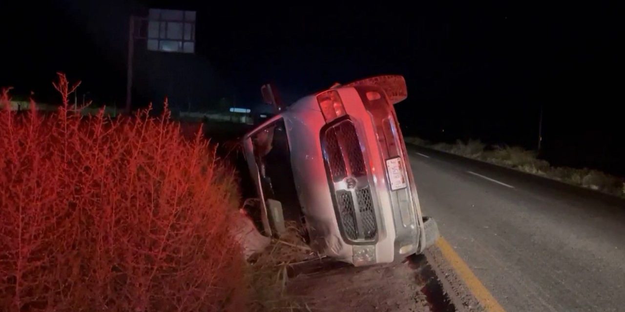 Le fallan los frenos a la camioneta y terminan volcados en la carretera a Torreón