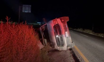 Le fallan los frenos a la camioneta y terminan volcados en la carretera a Torreón