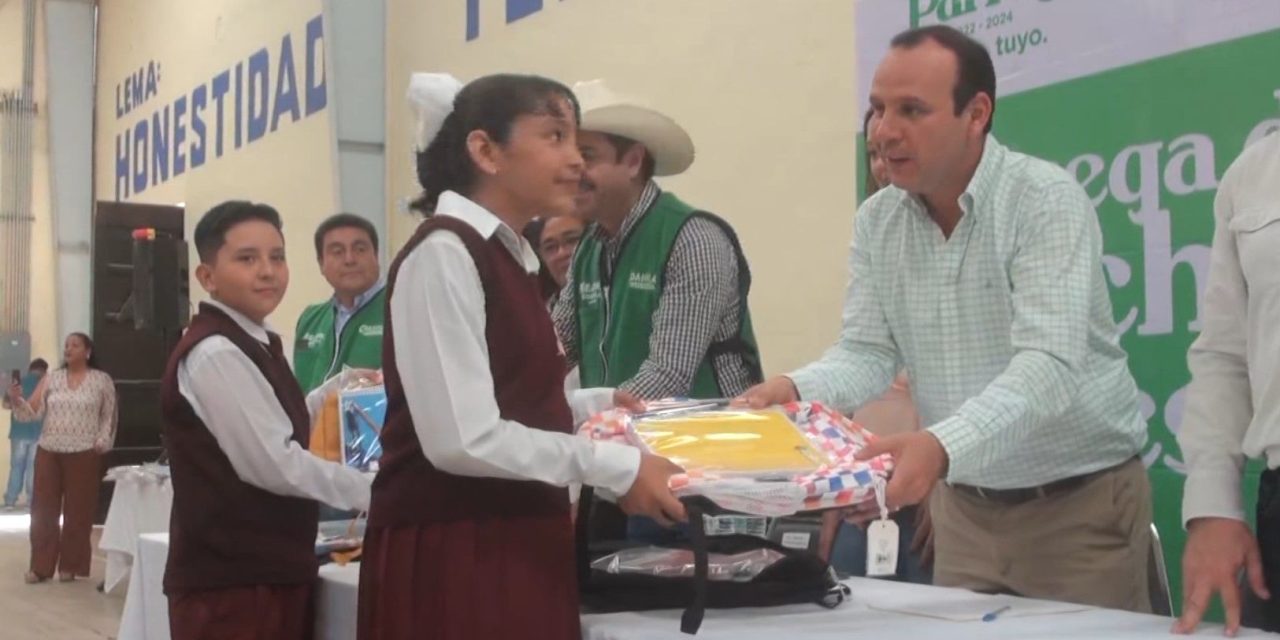 Impulsa Parras la educación con la entrega de material escolar