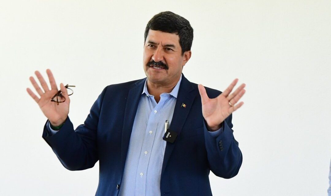 Pese a polémica, Javier Corral permanecerá en equipo de Claudia Sheinbaum