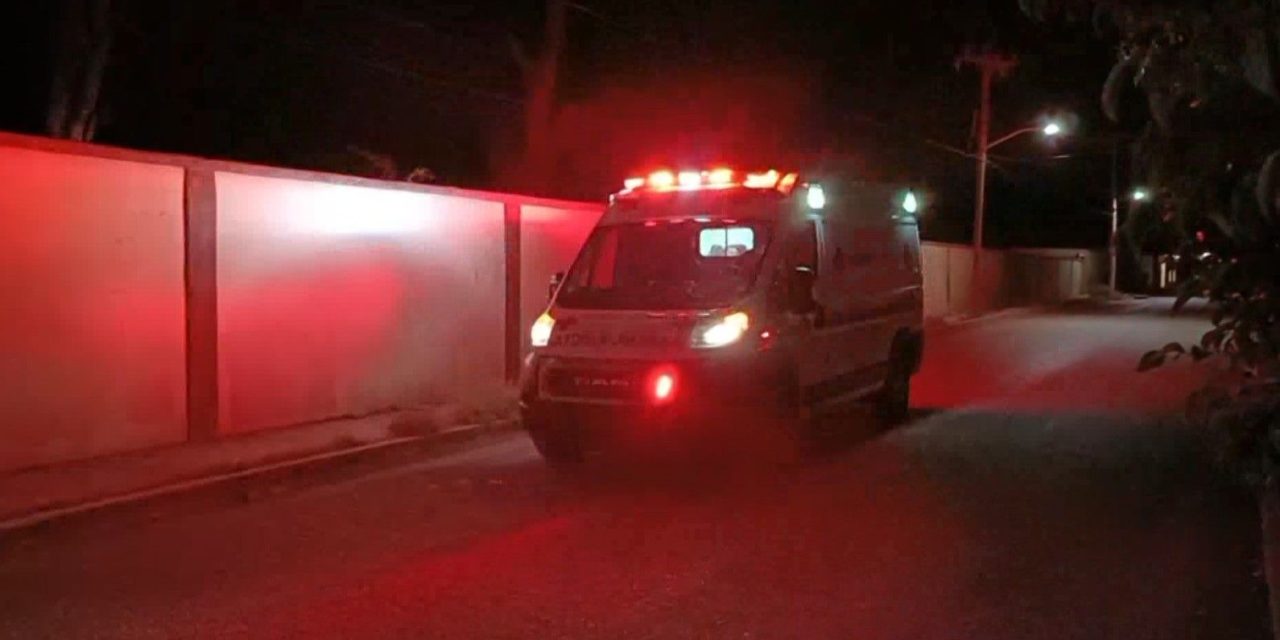 Joven sufre caída al jugar fútbol en Parras