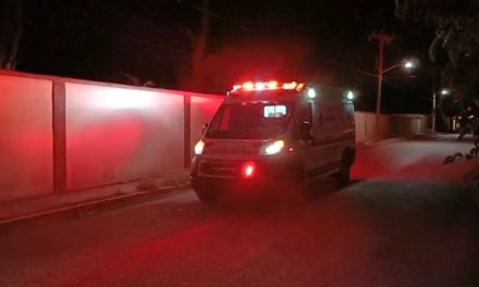 Joven sufre caída al jugar fútbol en Parras