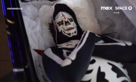 ¿Regresó de la muerte? Aparece La Parka en un ataúd en Triplemanía 32