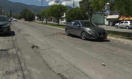 Las lluvias destruyen pavimento en el boulevard principal de la colonia Zaragoza