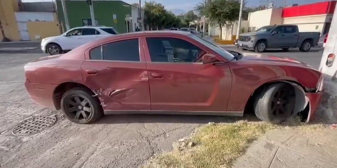 Le cierra el paso y lo estrella con semáforo en Saltillo