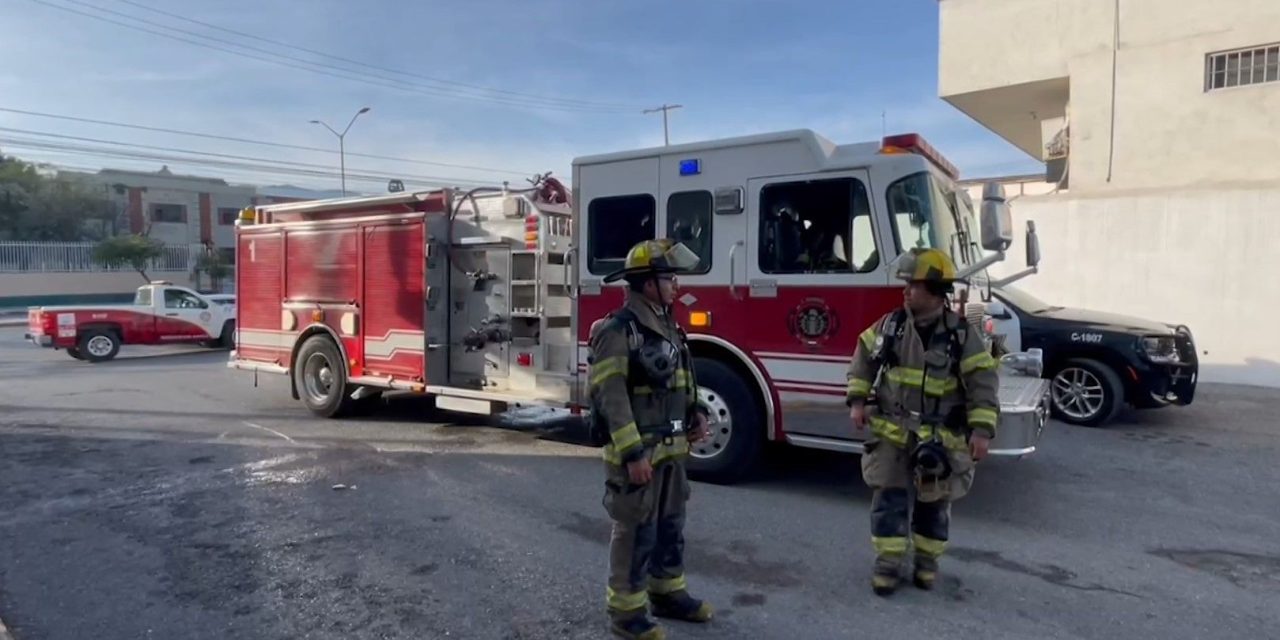 Le prenden fuego a puerta de oficinas en V. Carranza