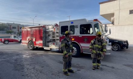 Le prenden fuego a puerta de oficinas en V. Carranza
