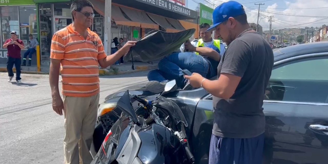 Le quita derecho de paso a motociclista en Saltillo