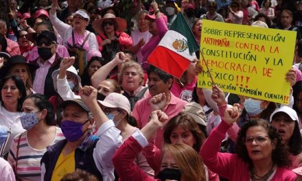 ‘Marea Rosa’ protesta frente a la sede nacional del INE por la sobrerrepresentación de la 4T en el Congreso