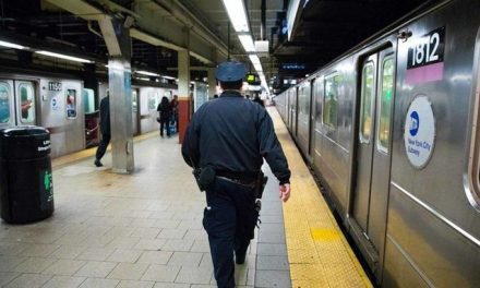 Sin razón aparente, una mujer arroja a 2 mexicanas a las vías del Metro en Nueva York
