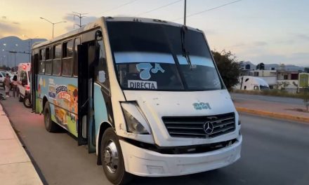 Motociclista se estrella contra combi en Saltillo
