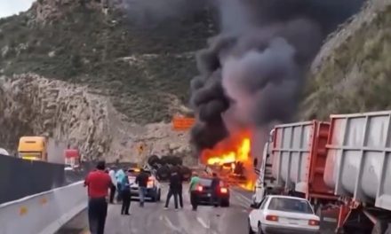 Otro fatal accidente en  Los Chorros… trailero fallece en volcadura