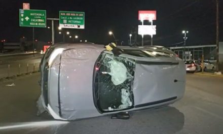 Joven sufre aparatosa volcadura en Saltillo