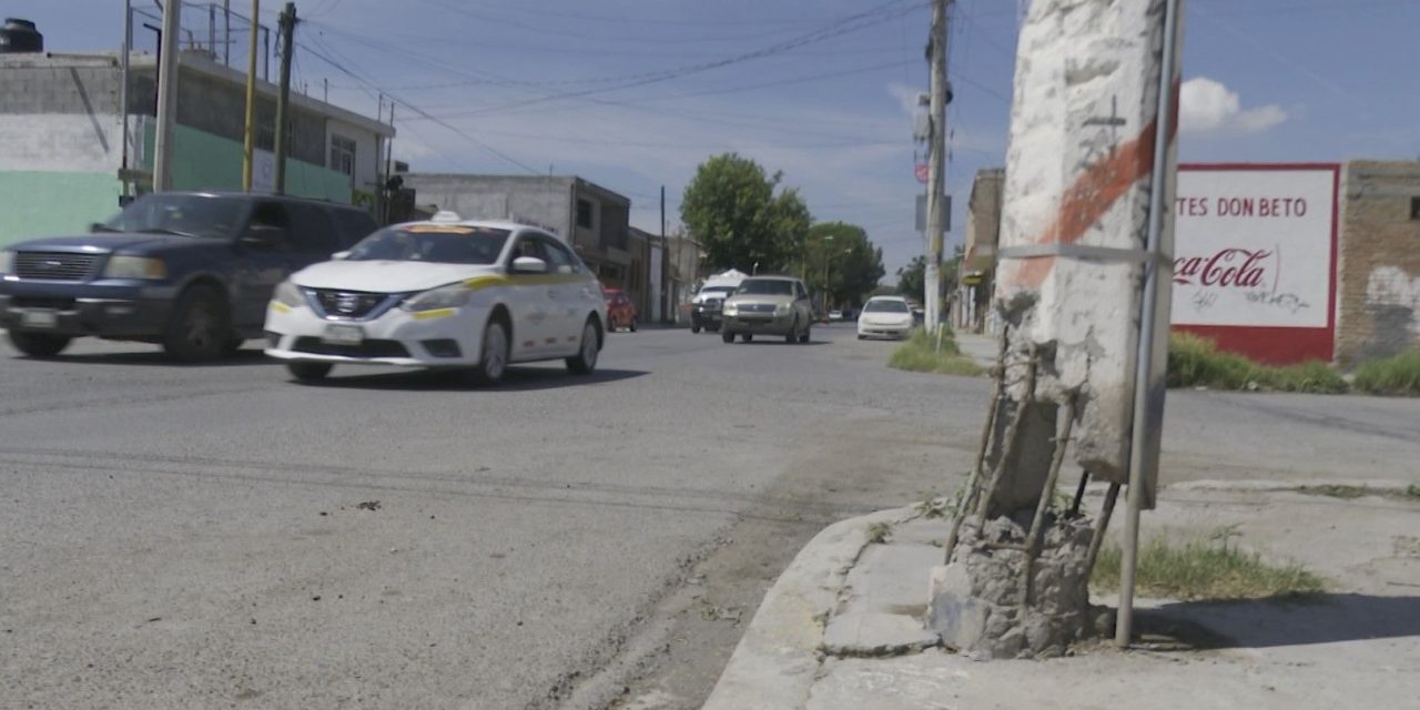 Poste de CFE con graves daños en la colonia Chamizal representa un peligro a los peatones