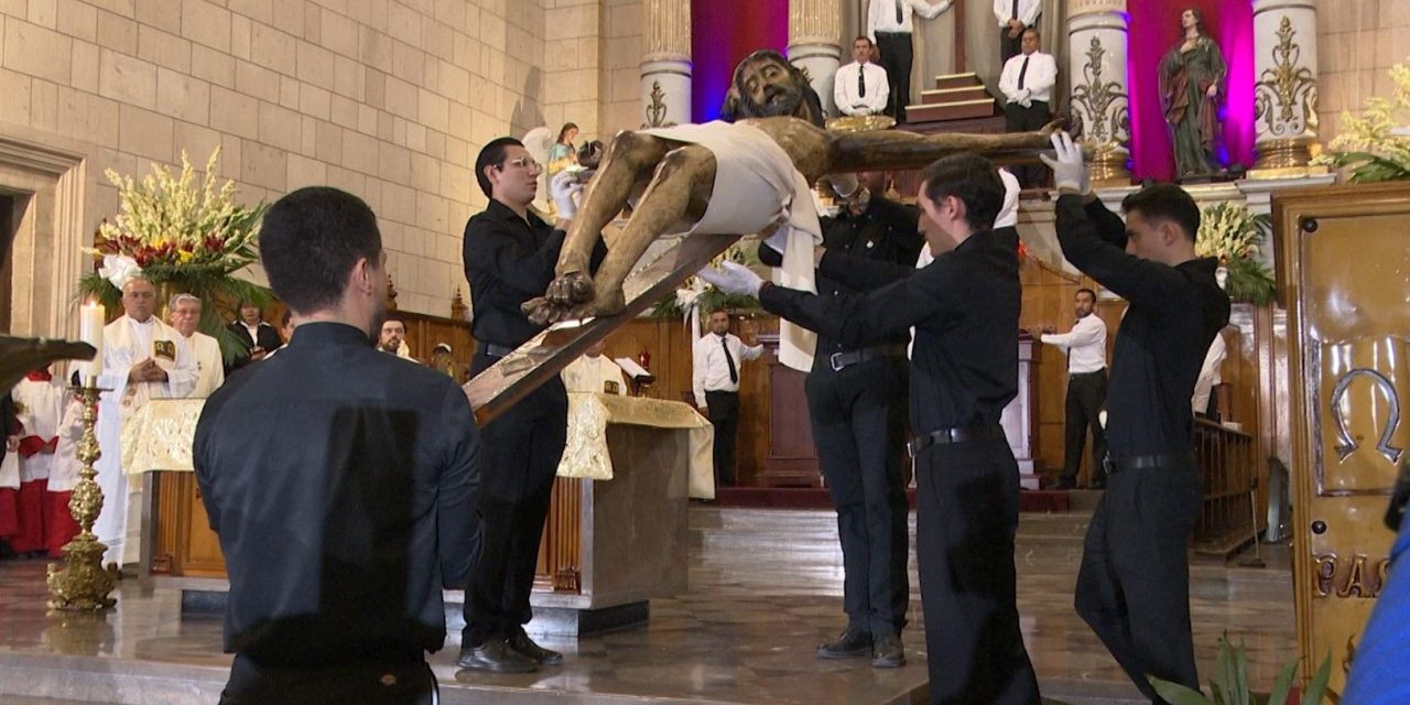 Regresa a su capilla el Santo Cristo