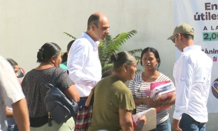 Reparte Jerico Abramo Masso 2 mil paquetes de útiles escolares en Saltillo