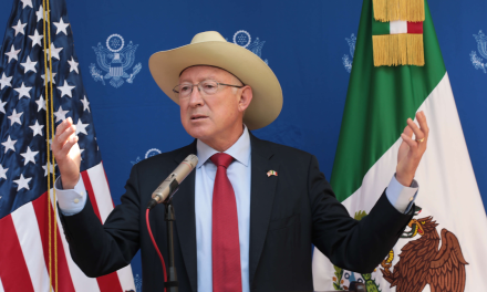 Ken Salazar, embajador de EEUU, ve en peligro la democracia por reforma judicial