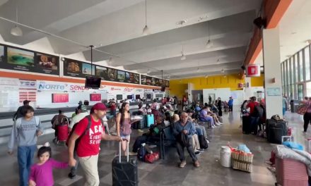 Salen y regresan los viajeros en la central camionera de Saltillo