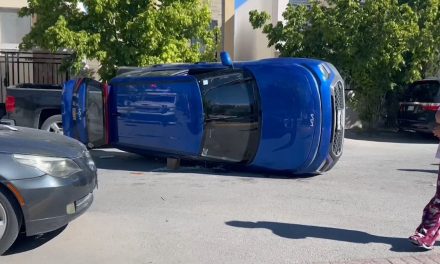 Se le atora la sandalia a conductora y volcó en Saltillo