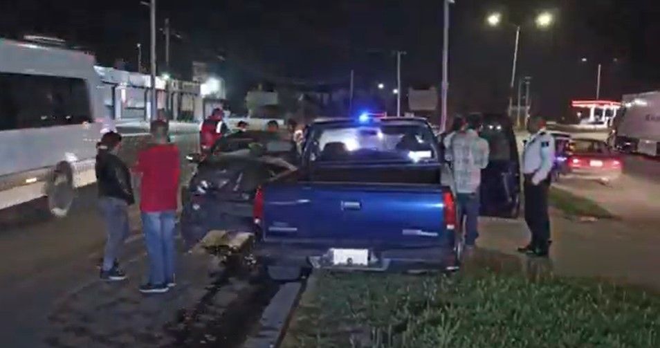 Ebrio conductor no vio el final de la calle y termina estrellado con otro vehículo en Saltillo
