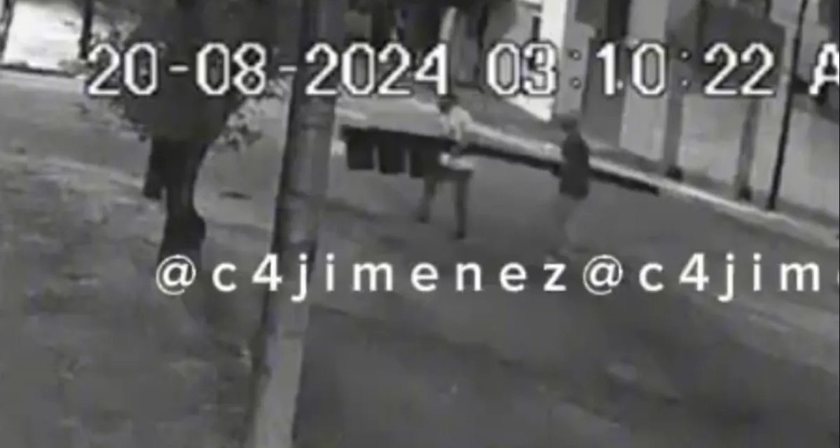 Con todo y poste: ladrones se llevan semáforo en Puebla