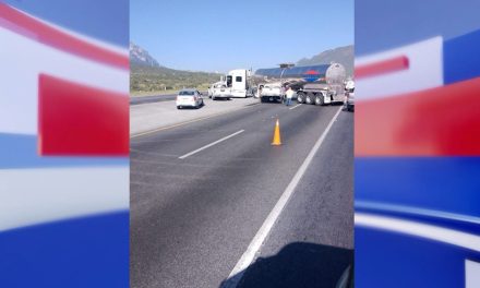 Pipa se retorna de forma indebida y provoca accidente en la Saltillo-Monterrey