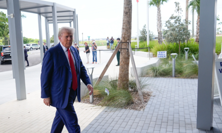 Trump vota por anticipado en Florida
