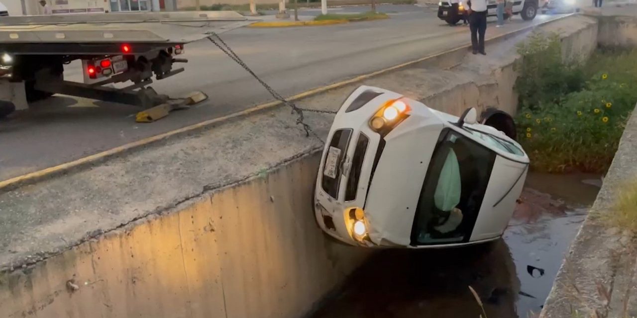 Vehículo vuelca dentro de un canal pluvial en Saltillo