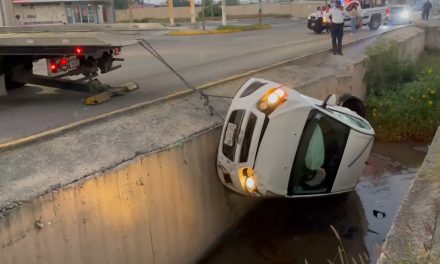 Vehículo vuelca dentro de un canal pluvial en Saltillo