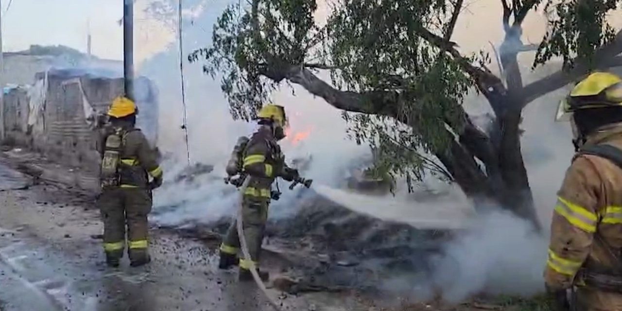 Voraz incendio moviliza a bomberos de Saltillo