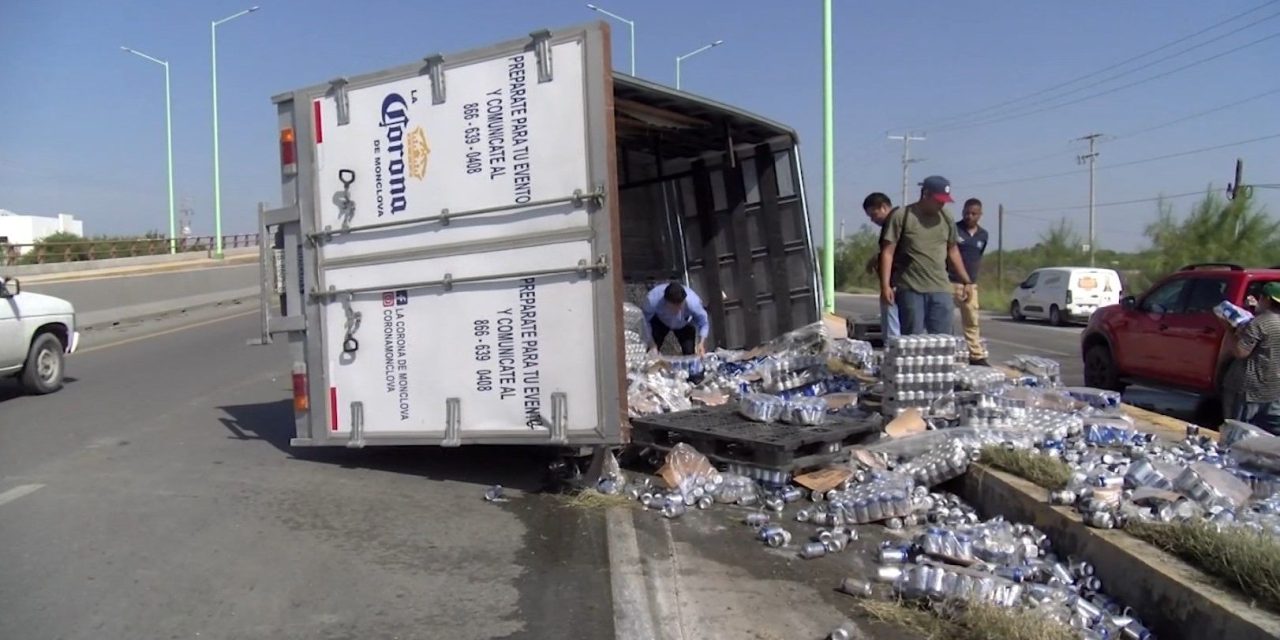 Vuelca camión de cerveza en Monclova