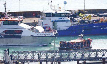 Tragedia en el Canal de la Mancha: 12 muertos en naufragio de embarcación de migrantes