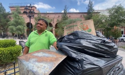 Él es David Rodríguez y tiene 25 años al servicio del embellecimiento de Saltillo