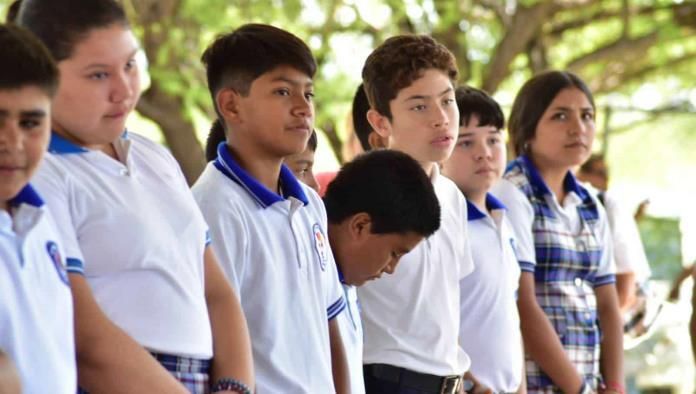 Hacen entrega de uniformes a secundaria en San Buenaventura