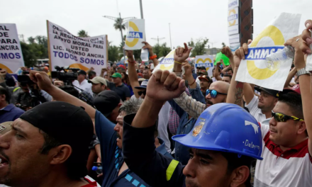 Obreros de AHMSA protestan exigiendo pagos pendientes