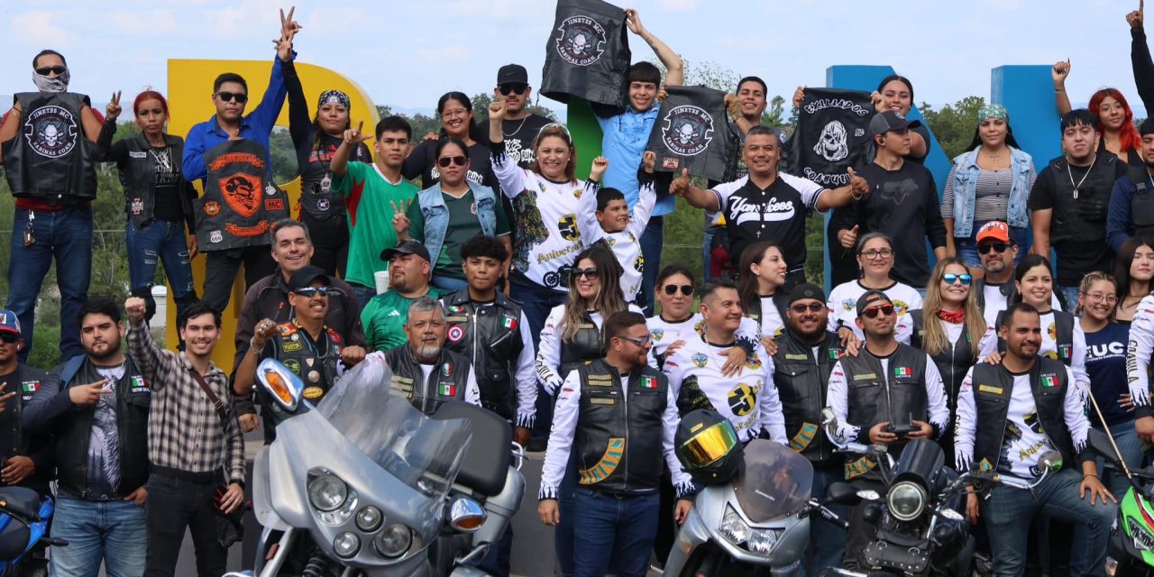Felicita Diana Haro a motociclistas en Bendición de Cascos