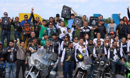 Felicita Diana Haro a motociclistas en Bendición de Cascos