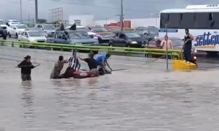 Policía de Saltillo rescata a ciudadanos atrapados por lluvias
