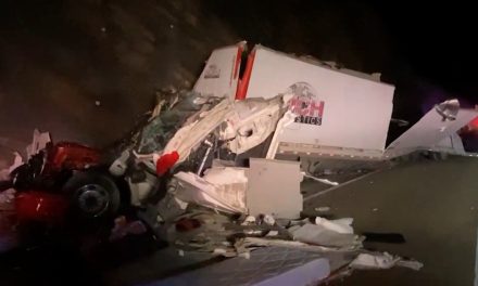 Se queda trailer sin frenos en ‘Los Chorros’ y provoca fuerte accidente