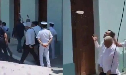Bromea AMLO sobre el ataque que recibió en Veracruz con una botella de Agua